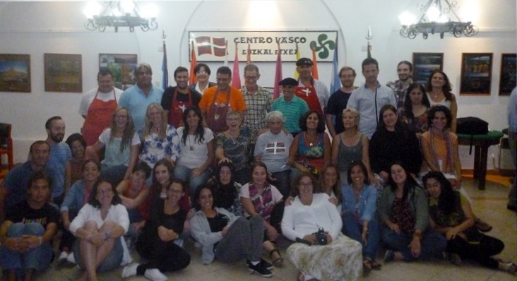 Alumnos y profesores del Barnetegi de Verano 2014, junto a autoridades de la euskal etxea nicoleña y de FEVA (foto EuskalKultura.com)